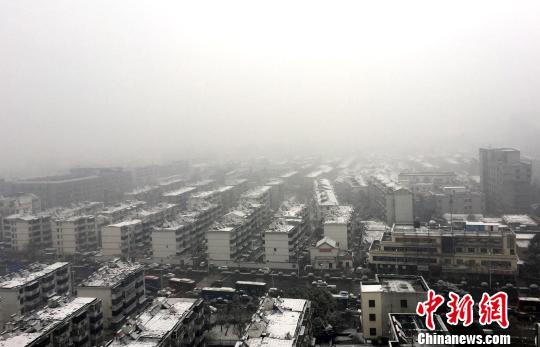 江苏多地雪花漫天飞舞多条高速已限速