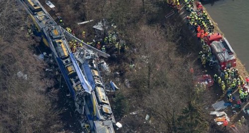 德火车对撞事故至少10人死亡政党取消政治活动