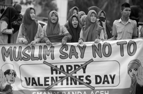 2月 13日，印尼亚齐省的穆斯林学生手持横幅，抗议
