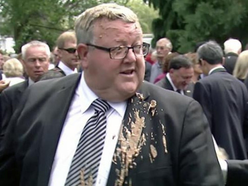 新西兰地震重建部长被市民泼饮料。