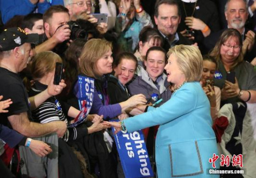 希拉里在2016年美国大选中出席竞选活动。