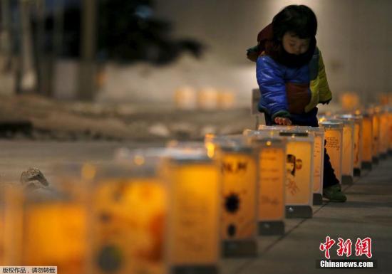 当地时间3月10日，日本东京，来自宫城县名取市的灯笼被点亮，纪念日本“3·11”大地震。