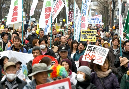 日本反核民众游行。