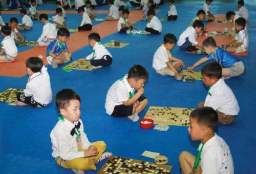 资料图片：参加围棋比赛的幼儿园和小学等低学年的儿童用小手下棋的模样非常引人关注。