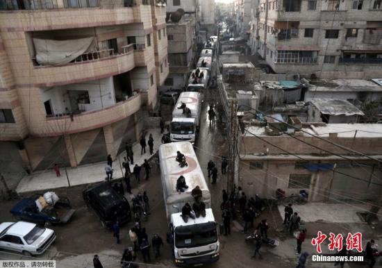 当地时间2月23日，联合国救援物资抵达叙利亚反对派控制的阿勒颇省Kafr Batna镇。