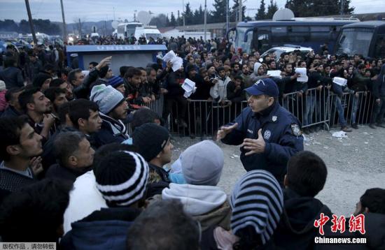 2016年初，上万难民滞留希腊边境，帐篷铺满田野触目惊心。图为难民们围住伊多梅尼的警察质问。