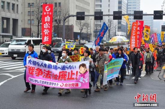 资料图：日本民众反安保法集会后举行的示威游行。 王健 摄