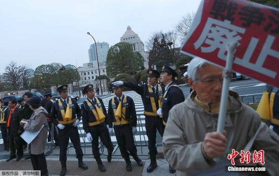 当地时间3月29日，日本示威者继续在位于东京的国会大厦外集会，抗议新安保法正式生效。