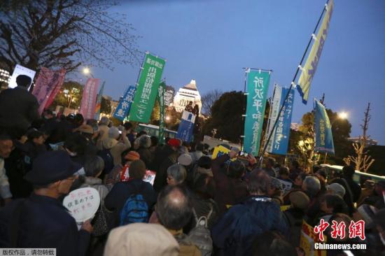 当地时间3月29日，日本示威者继续在位于东京的国会大厦外集会，抗议新安保法正式生效。