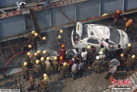 印度天桥垮塌事故中，大部分伤者被救出后送院治理，部分人病情危重，当局未清楚实际被困人数，只称行人及车辆均被压在桥下，估计超过100人被困。