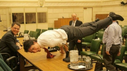 加拿大总理贾斯廷·特鲁多正在做瑜珈。