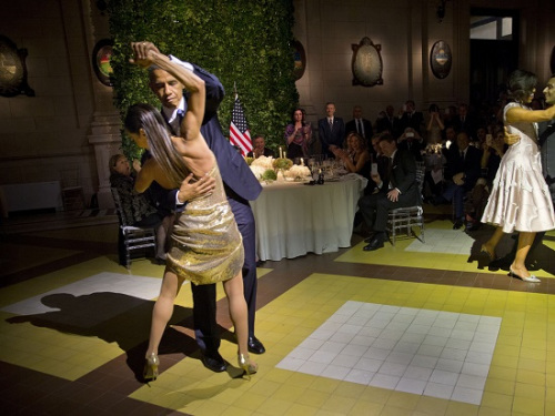 阿根廷国宴上，奥巴马与舞者跳探戈。