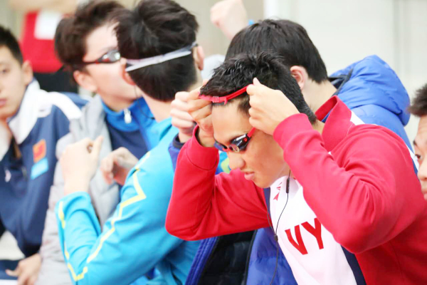 男子100自半决赛第1 中国3人达奥运A标 - 赛车