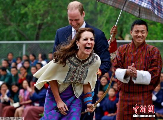 当地时间2016年4月14日，不丹廷布，在Changlimithang射箭场上，威廉王子与凯特王妃参加传统的“库如”（Khuru）活动。