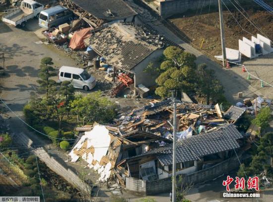 在地震中损毁的房屋。据日本NHK最新消息，目前地震已造成9人死亡，950余人受伤。