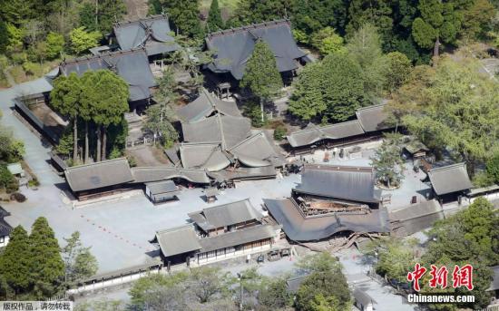 在7.3级强震下，熊本县拥有2500年历史的阿苏神社也遭到严重损毁。图中可以看到阿苏神社的楼门整个倒塌，现场也已封锁，防止危险再度发生。