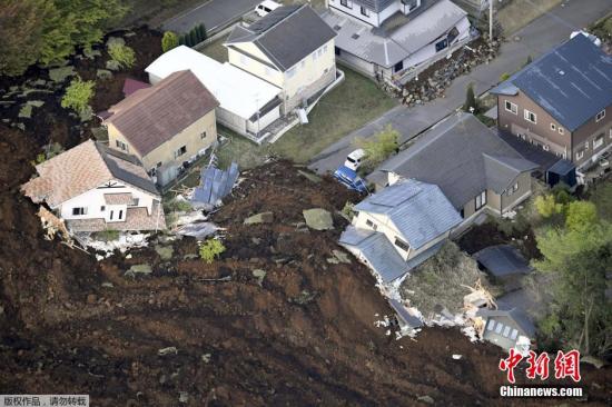 日本九州于当地时间4月16日凌晨发生里氏7.3级地震。据日媒报道，以熊本、大分两县为中心接连发生地震的灾区本月18日迎来了主震后的首个工作日。据统计，目前死者已增至42人、9人下落不明。图为当地时间4月16日航拍的日本熊本县地震引发的南阿苏城附近山体滑坡。