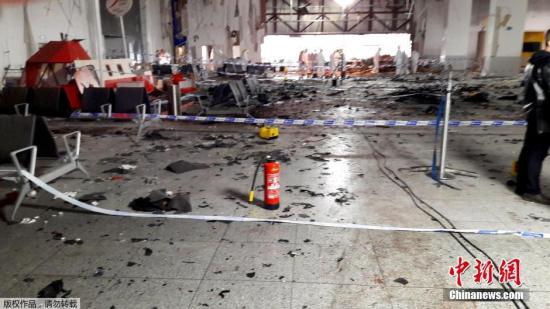 资料图：遭恐怖袭击后的比利时布鲁塞尔机场，现场拉起警戒线。