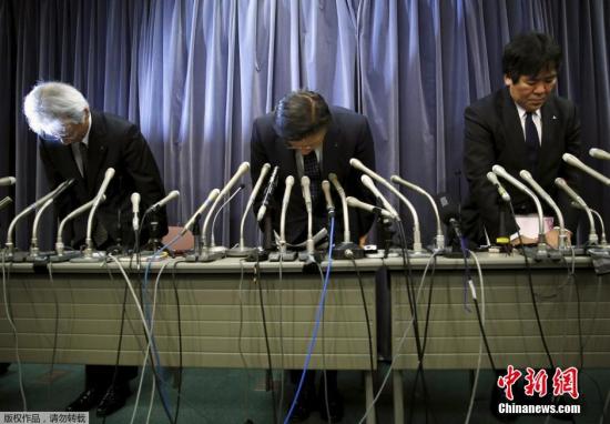 4月20日，日本东京，三菱汽车社长相川哲郎（左二）出席新闻发布会。据媒体报道，三菱汽车承认操纵燃油经济性测试结果。根据该公司公告，受影响车型包括供应日产汽车的车型。两家公司正在紧急磋商赔偿事宜。三菱还在对海外车辆进行检查。