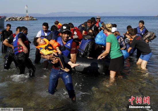 当地时间2015年9月20日，大批的难民选择从海上偷渡到土耳其，超载的船只在海上漂泊，救援人员抛下绳索解救了这一船的难民。