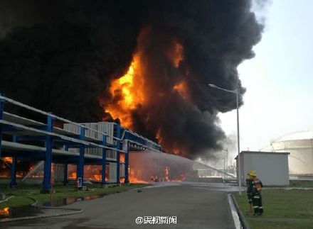 江苏靖江化工仓储点爆炸两油罐被烧塌大火仍在烧