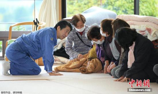 当地时间2016年4月23日，日本首相安倍晋三前往熊本县南阿苏村临时安置点激励灾民。