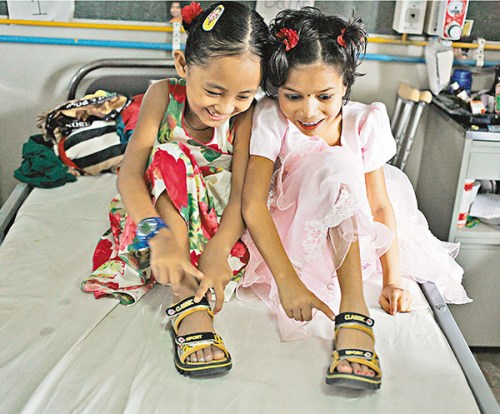 尼泊尔地震致2女童截肢病房内成好友同穿一双鞋