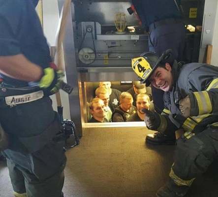 美12名警察被困电梯内消防员施救拍照“留念”