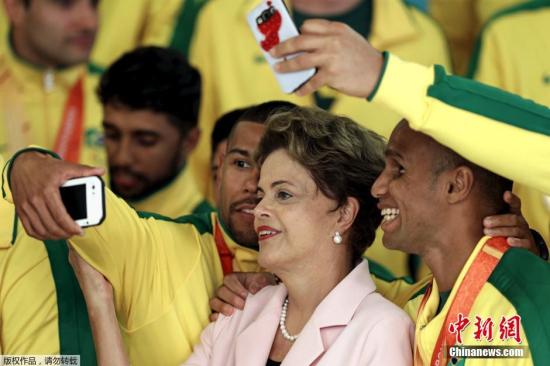 当地时间2015年8月27日，巴西巴西利亚，总统罗塞夫在总统府接待2015泛美运动会巴西代表团。