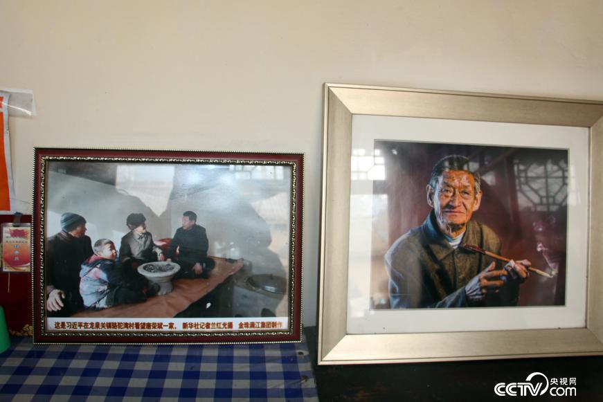 　　三年多过去了，骆驼湾村民唐荣斌还清楚地记得习总书记坐在他家火炕上拉家常的情景。（央视网记者 郭城 摄影）