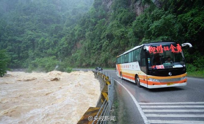 广西金秀县暴雨致多处道路塌方百余名游客滞留