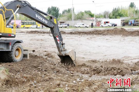 新疆赛果高速公路降雨致道路损毁严重目前单线通行