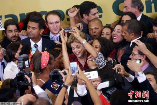 当地时间5月9日巴西众议院代议长瓦尔迪尔·马拉尼昂签署决定，废止已获众议院全体会议通过的对罗塞夫总统的弹劾案，并且将该案从参议院收回。巴西总统罗塞夫出席活动时满脸笑意心情大好，与支持者频繁互动。