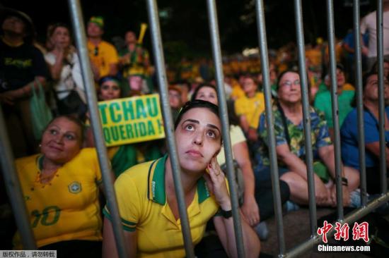 资料图：今年4月，罗塞夫的支持者们观看投票直播。如果罗塞夫下台，将意味着巴西左翼政党13年执政历程的终结，同时也意味着20多年的拉美左翼革命告终。