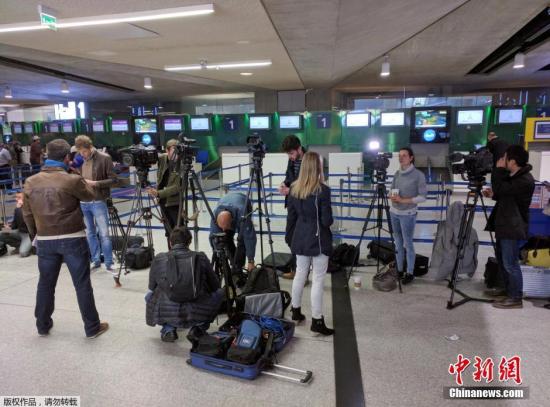 大批媒体记者云集巴黎戴高尔国际机场埃航柜台前。