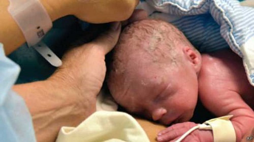 2014年10月，瑞典一名接受移植的女性，成为世界上首个接受子宫移植后产下宝宝的女性。图为她产下的宝宝。