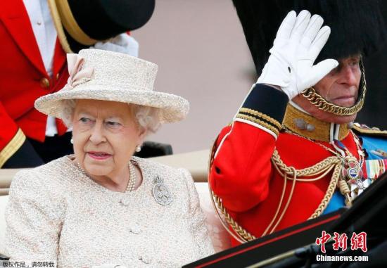 当地时间2015年6月13日，英国伦敦为庆祝伊丽莎白女王（Queen Elizabeth）89岁生日举行了游行。在英国伦敦白金汉宫的阳台上，英女王伊丽莎白二世和其他皇家成员在阅兵仪式后向民众致意，威廉王子抱乔治小王子出席，凯特王妃高贵典雅站在丈夫好儿子身边，不时被儿子呆萌的表情逗笑。