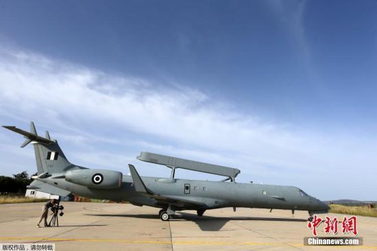当地时间5月20日，位于希腊克里特岛的希腊空军基地，一台EMB-145H雷达预警机投入到搜索失联客机的行动中。