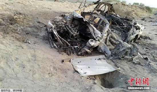 5月23日消息，阿富汗官方5月22日确认塔利班最高领导人阿赫塔尔·穆罕默德·曼苏尔已经死于美军在巴基斯坦境内发动的空袭。阿富汗首席执行官阿卜杜拉当天证实，曼苏尔21日下午死于美军在巴基斯坦南部俾路支省发动的空袭行动。塔利班一名高级指挥官也向媒体透露，曼苏尔在阿富汗和巴基斯坦边境死于美军空袭。美国国防部稍早前宣布，美军对曼苏尔实施了定点清除行动。美国官员称，美军动用了多架无人机参与定点清除，美军判断曼苏尔“很有可能”在行动中被炸死。图为在空袭中被炸毁的车辆残骸。