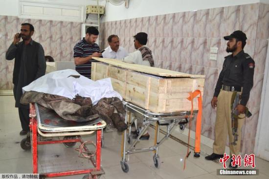 5月23日消息，阿富汗官方5月22日确认塔利班最高领导人阿赫塔尔·穆罕默德·曼苏尔已经死于美军在巴基斯坦境内发动的空袭。阿富汗首席执行官阿卜杜拉当天证实，曼苏尔21日下午死于美军在巴基斯坦南部俾路支省发动的空袭行动。塔利班一名高级指挥官也向媒体透露，曼苏尔在阿富汗和巴基斯坦边境死于美军空袭。美国国防部稍早前宣布，美军对曼苏尔实施了定点清除行动。美国官员称，美军动用了多架无人机参与定点清除，美军判断曼苏尔“很有可能”在行动中被炸死。图为5月22日，在巴基斯坦奎达，被转送来的尸体。