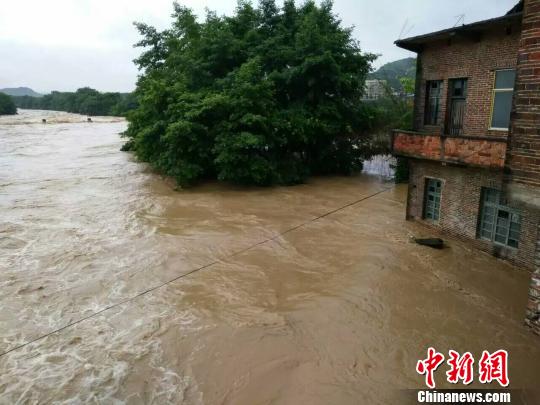 暴雨致湖南江华遭遇50年一遇洪水官方全力抢险救灾