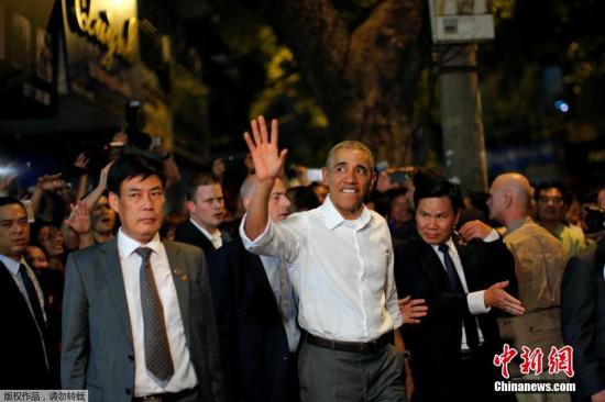 当地时间2016年5月23日，越南河内，美国总统奥巴马访问越南，在当地街头小馆品尝传统美食烤肉米粉，并与民众进行互动。
