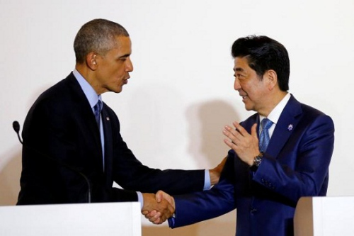 奥巴马和安倍在G7峰会上握手。