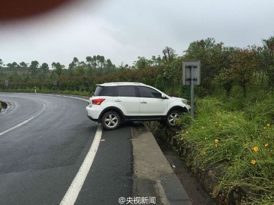 高速发生交通事故女司机弃车先回家吃饭（组图）