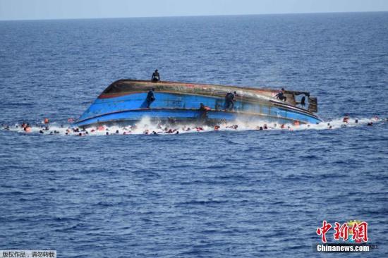 当地时间5月25日，利比亚近海海域，一艘满载难民的船只即将倾覆，船上的难民纷纷跳海逃生。