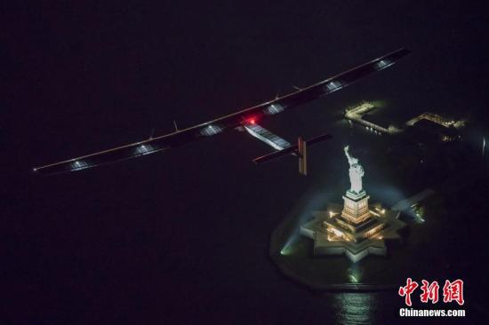 当地时间2016年6月11日，美国纽约，世界最大太阳能飞机“阳光动力2号”飞跃自由女神像。