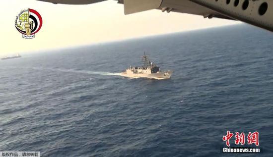 当地时间5月20日，埃及国防部公布的一段录像显示，埃及军方的舰船在地中海搜索失联的埃航客机残骸。