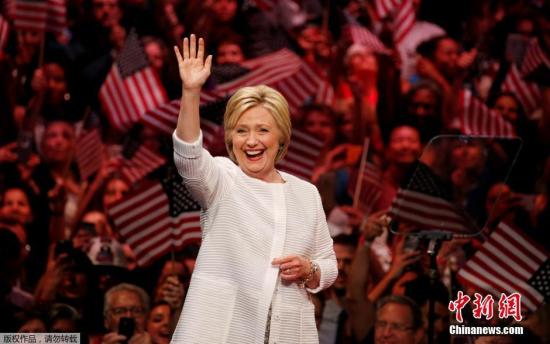 希拉里称，作为美国第一位以主要党派候选人身份角逐总统的女性，她已经创造了历史。