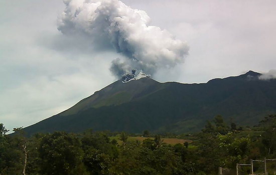 菲中部一火山喷发大量烟灰菲民航局警告飞机避开