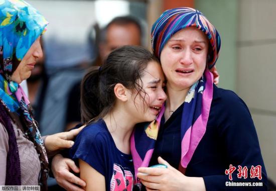 在伊斯坦布尔的一个太平间，遇难者的亲属为逝去的亲人痛哭。据媒体此前报道，袭击者有3人，他们在引爆自杀式炸弹前曾在机场开枪扫射，无迹象显示有袭击者逃跑。